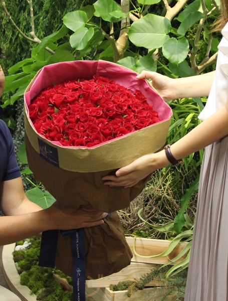 １００本の赤いバラ花束渡すイメージ